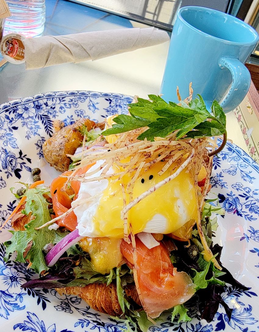 Queens breakfast smoked salmon benedict