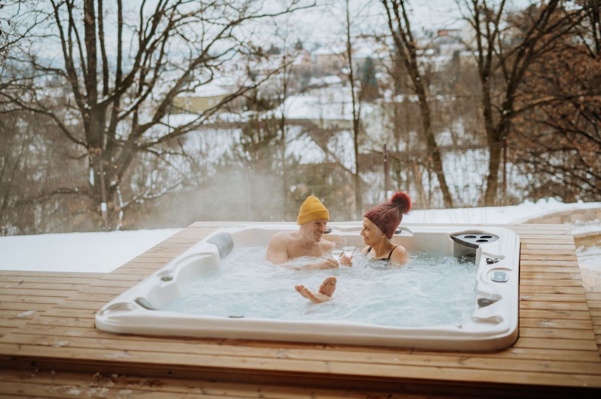 winter hot tub - how to sell your home in the Canadian winter